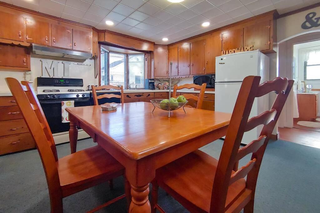 Huge Historic, W/Large Yard & Close To Beach Manistee Zewnętrze zdjęcie